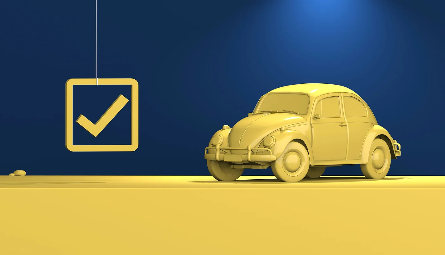Gelbes Auto unter einem Haekchen-Symbol