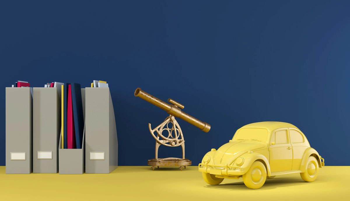 Illustration: gelbes Spielzeugauto neben einem Messingfernrohr und grauen Aktenordnern vor dunkelblauer Wand.